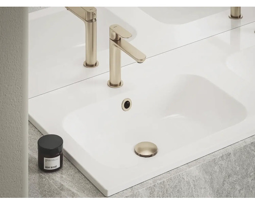 Keramické umývadlo s batériou a odtokovou súpravou v kúpeľni