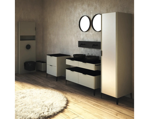 Moderná kúpeľňa s umývadlom, zrkadlami a úložným nábytkom.