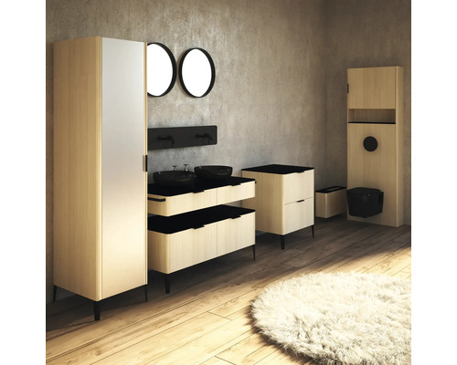 Moderná kúpeľňa s umývadlom, zrkadlom, skriňou a toaletou