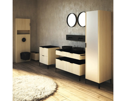 Moderná kúpeľňa s umývadlom, zrkadlom, toaletou a úložným nábytkom vo svetlom drevenom dekore.