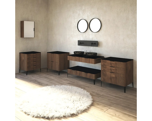 Moderná kúpeľňa s umývadlami, spodnými skrinkami, zrkadlami a huňatým kobercom