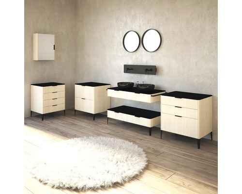 Kúpeľňa s umývadlami, skrinkami, zrkadlami a kobercom