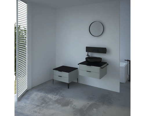 Kúpeľňa s umývadlom, zrkadlom, skrinkou pod umývadlo a okennými žalúziami