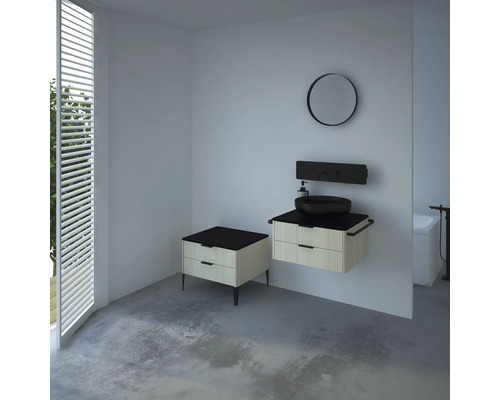 Moderná kúpeľňa s umývadlom, zrkadlom a spodnou skrinkou