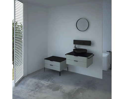 Moderná kúpeľňa s umývadlom, skrinkou pod umývadlo, zrkadlom a vaňou.