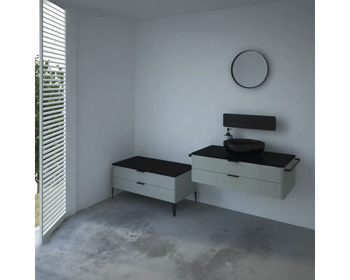 Kúpeľňa s umývadlom, umývadlovou misou, zrkadlom a okennými žalúziami