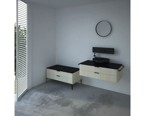 Svetlá kúpeľňa s umývadlom, umývadlom na dosku, zrkadlom a komodou.