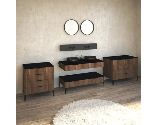 Kúpeľňa s umývadlom, dvoma umývadlami, dvoma zrkadlami, lavicou a dvoma komodami