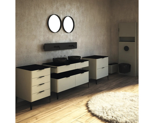 Kúpeľňa s umývadlom, zrkadlami, batériami, skrinkou a toaletou