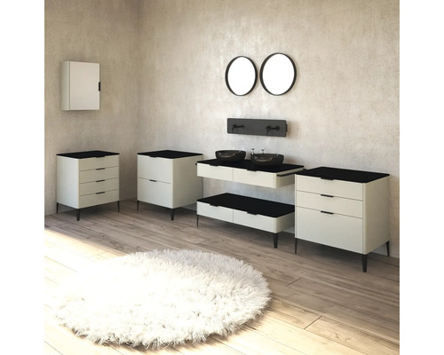 Pohľad na kúpeľňu s umývadlami, zrkadlami, skrinkami a kobercom na drevenej podlahe.