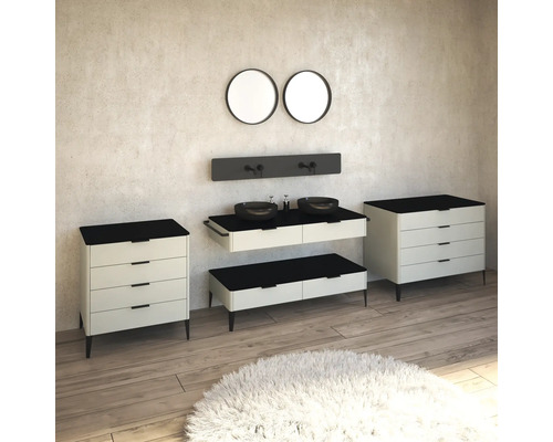 Kúpeľňa s umývadlom, zrkadlom, batériami a komodou