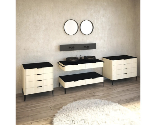 Kúpeľňa s umývadlom, dvoma zrkadlami, dvoma komodami a kobercom