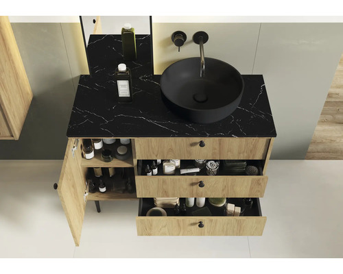 Kúpeľňa s umývadlovou skrinkou, zásuvkami, dverami, umývadlom a vodovodnou batériou