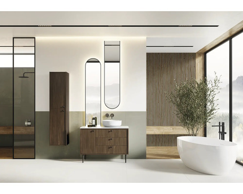 Moderná kúpeľňa s umývadlom, zrkadlami, vaňou a sprchou