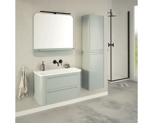 Kúpeľňa s umývadlovou skrinkou, zrkadlovou skrinkou, vysokou skriňou a sprchou