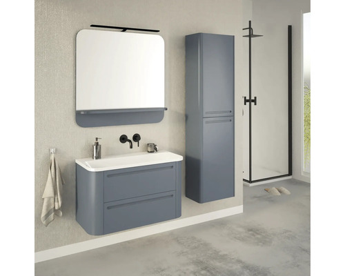 Moderná kúpeľňa s umývadlovou skrinkou, zrkadlom, vysokou skriňou a sprchou