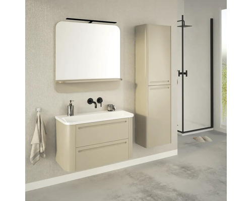 Svetlá kúpeľňa s umývadlom, zrkadlom, vysokou skriňou a sprchovacím kútom