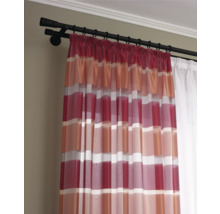 Záclona s pásikavým vzorom na záclonovej tyči