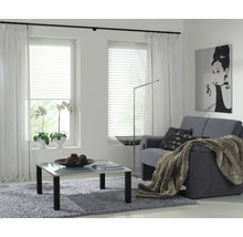 Obývacia izba s pohovkou, konferenčným stolíkom, závesmi a žalúziami na okná