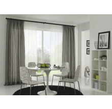 Jedáleň s jedálenským stolom, stoličkami, regálmi a závesmi