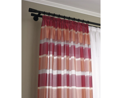 Záclona s vodorovným pruhovaným vzorom na záclonovej tyči