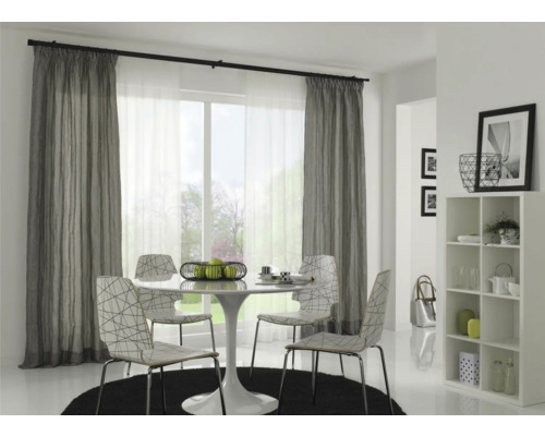 Jedáleň s jedálenským stolom, stoličkami, závesmi a regálom