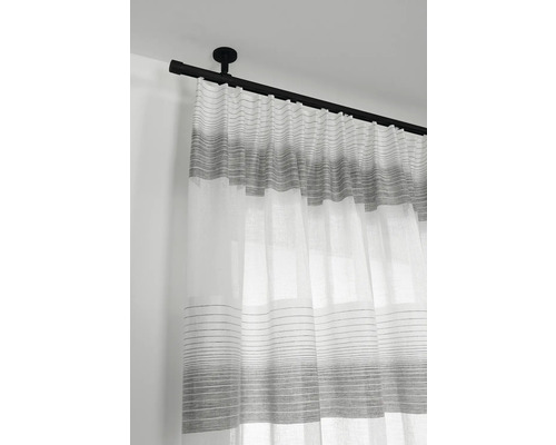 Záclona s pruhovaným vzorom na záclonovej tyči