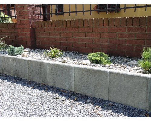 Betónový obrubník s rastlinami a kameňmi