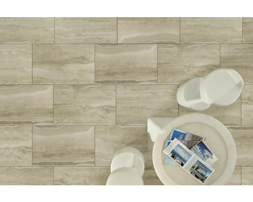 Béžová dlažba s kamennou štruktúrou a posedením