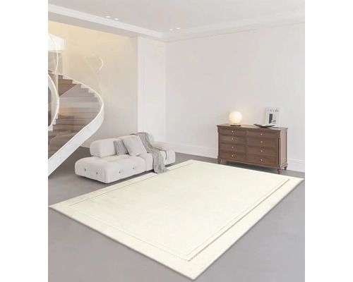 Zariadenie so svetlým kobercom, pohovkou, komodou a točitým schodiskom vo svetlej miestnosti.