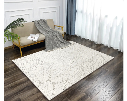 Obývacia izba s pohovkou a kobercom s listovým vzorom