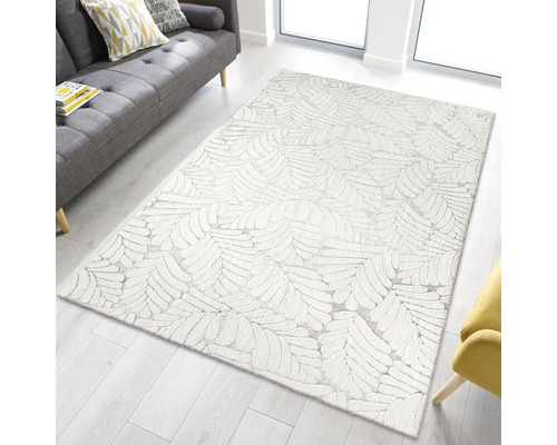 Koberec so vzorom listov vo svetlej obývacej izbe