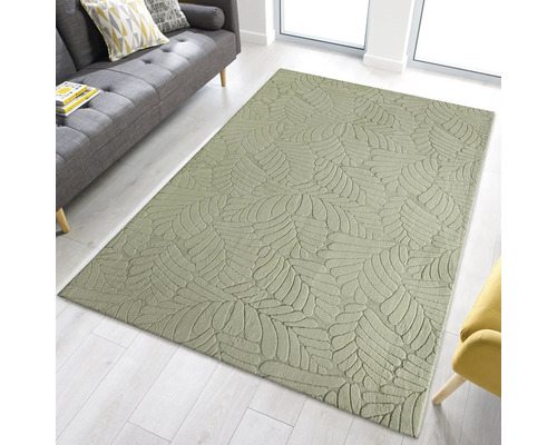 Koberec s listovým vzorom v obývacej izbe