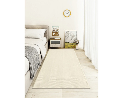 Spálňa s posteľou, nočným stolíkom a vzorovaným kobercom