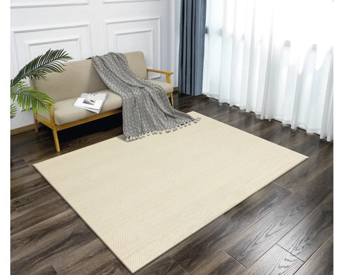 Obývacia izba so svetlým kobercom so vzorom rybej kosti, pohovkou, závesmi a izbovou rastlinou