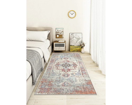 Spálňa s posteľou a vzorovaným kobercom