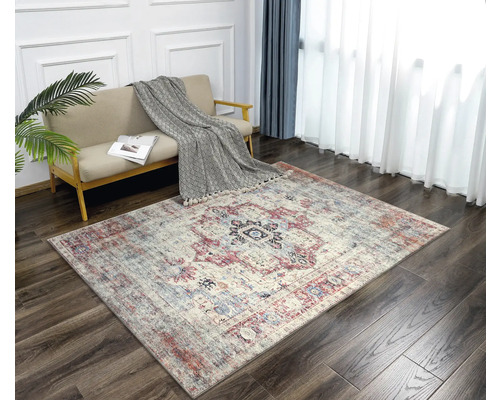 Vzorovaný koberec v obývacej izbe s pohovkou