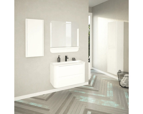 Kúpeľňa s umývadlom, zrkadlom, závesnou skrinkou a vysokou skrinkou