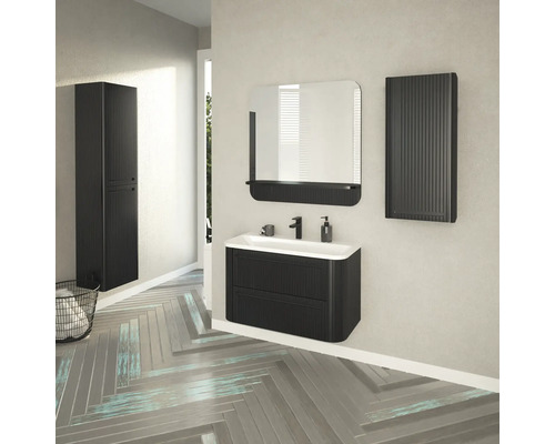 Kúpeľňa s umývadlom, zrkadlom, závesnou skrinkou a radiátorom v rebrovanom prevedení