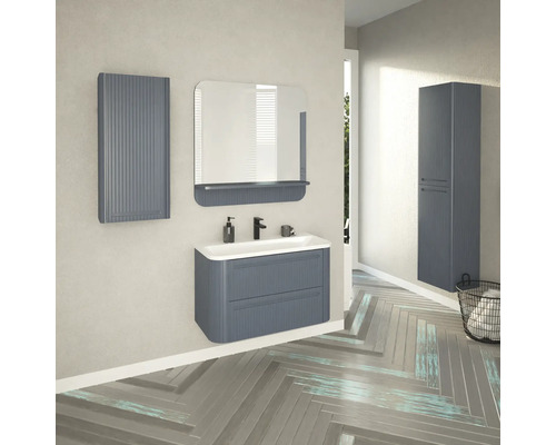 Kúpeľňa s umývadlovou skrinkou, zrkadlom, závesnou skrinkou a vysokou skrinkou