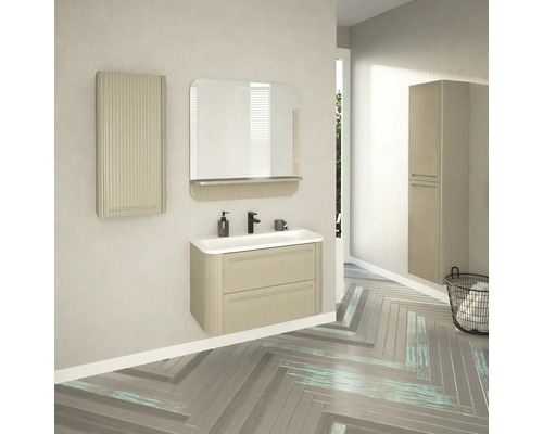 Svetlá kúpeľňa s umývadlovou skrinkou, zrkadlom, závesnou skrinkou a vysokou skrinkou