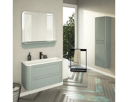 Kúpeľňa s umývadlom, zrkadlom, držiakom na uteráky a vysokou skriňou