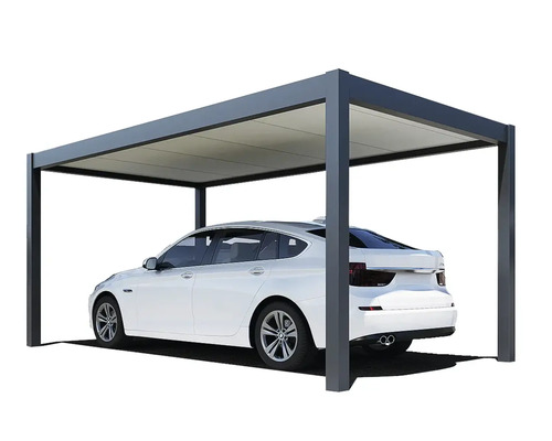 Auto pod prístreškom pre auto