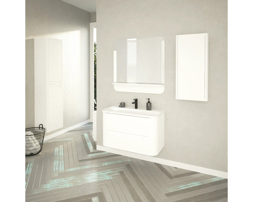 Kúpeľňa s bielou skrinkou pod umývadlo, zrkadlom, zrkadlovou skrinkou a vysokou skriňou