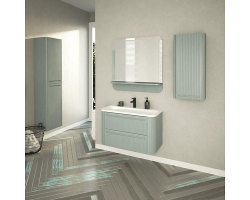 Kúpeľňa s umývadlovou skrinkou, zrkadlom, zrkadlovou skrinkou a vysokou skrinkou