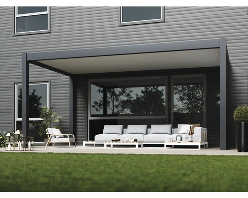 Zastrešenie terasy so záhradným nábytkom na trávniku