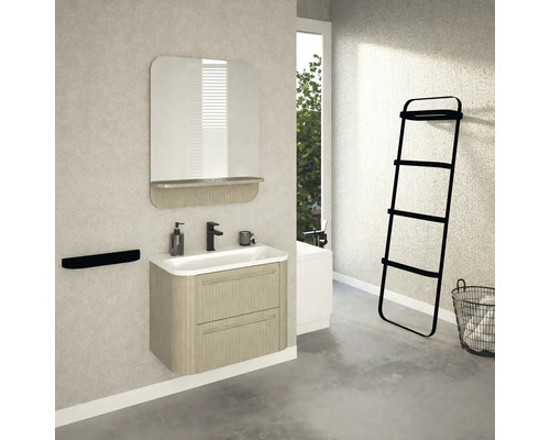 Kúpeľňa s umývadlom, zrkadlom, držiakom na uteráky a rebríkom na uteráky