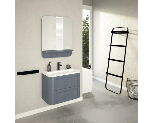 Kúpeľňa s umývadlovou skrinkou, zrkadlom, držiakom na uteráky, rebríkom na uteráky a košom na bielizeň