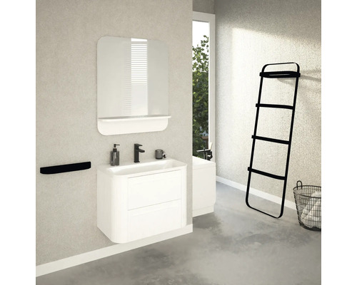 Svetlá kúpeľňa s umývadlovou skrinkou, zrkadlom, držiakom na uteráky a rebríkom na uteráky