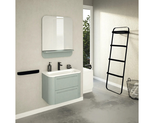 Kúpeľňa s umývadlom, zrkadlom, držiakom na uteráky a stojanom na uteráky